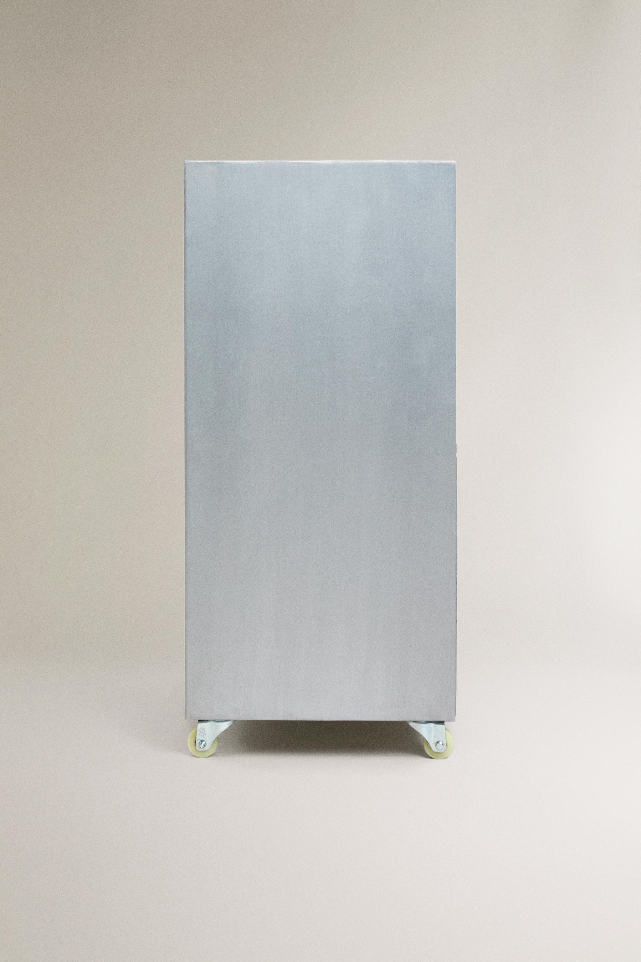 ALUMINUM STORAGE UNIT WITH WHEELS